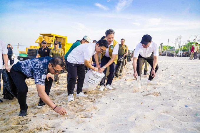 Photo/Courtesy (Badung Public Relations) Beach Cleaning: Regent Wayan Adi Arnawa participated in the troop assembly for a beach clean-up action at Kedonganan Beach as part of the Satpol PP and Satlinmas Anniversary commemoration at the Bali Provincial and Badung Regency levels on Saturday (March 8).