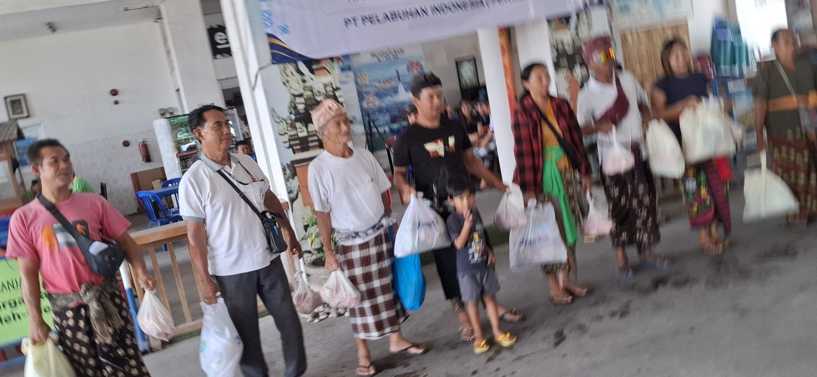 Foto/Ist Bantuan daging: Warga Tanjung Benoa tampak sumringah mengambil bantuan daging babi gratis menyambut Hari Raya Nyepi