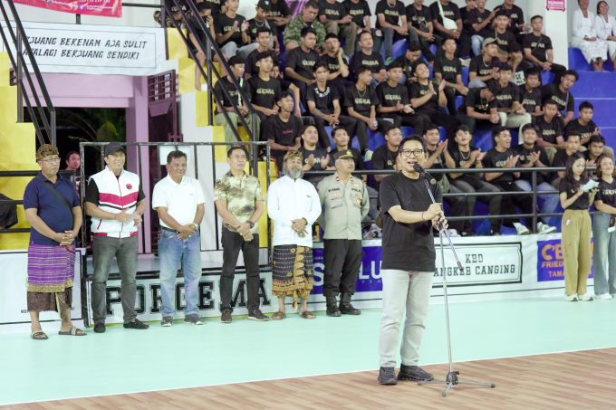 Foto/Ist. Bola Voli: Bupati Wayan Adi Arnawa menutup Turnamen Bola Voli Porgema Cup I Tahun 2025 di GOR Gema Putra Presada, Banjar Angkeb Canging, Gulingan l, Mengwi.