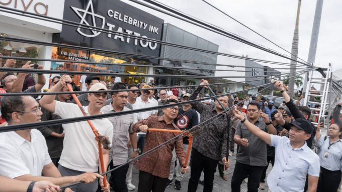 Foto/Ist. Bupati Badung Wayan Adi Arnawa bersama Wabup Bagus Alit Sucipta memotong kabel provider di Jalan Nelayan, Canggu, Kuta Utara Badung.
