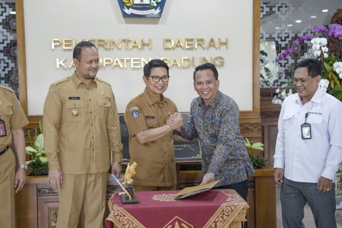 Foto/Ist. CSR: Nupati Adi Arnawa didampingi Wabup Bagus Alit Sucipta saat menerima Bantuan TJSP/CSR dari BPD Bali di Puspem Badung.