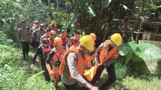Photo/courtesy (Basarnas) Evacuation: The SAR team evacuating a worker who fell into the Ayung River.