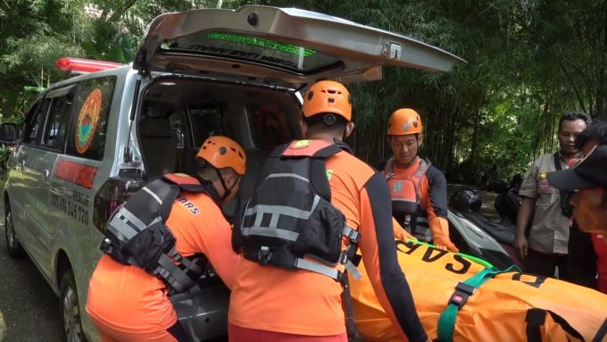 Foto/ist (Basarnas) Evakuasi: Tim SAR saat mengevakuasi pekerja yang jatuh di Sungai Ayung.