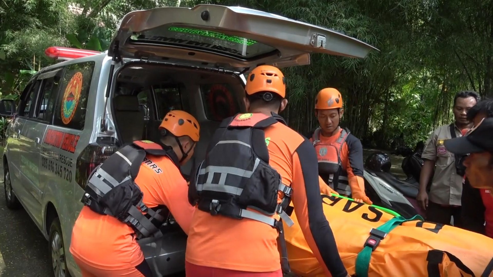 Foto/ist (Basarnas) Evakuasi: Tim SAR saat mengevakuasi pekerja yang jatuh di Sungai Ayung.