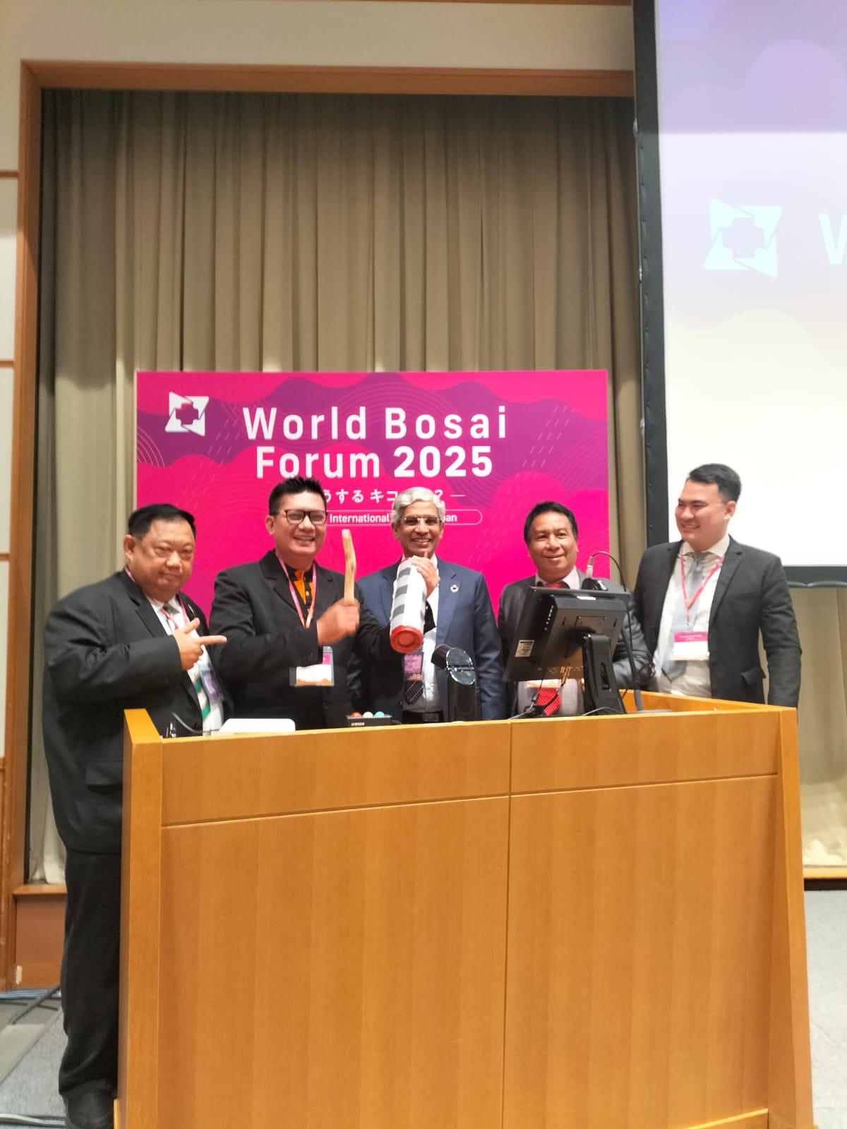 Foto:Istimewa FPRB: I Wayan Deddy Sumantra, bersama Luh Sri Sudharmini, saat tampil di WBF 2025, Sendai, Jepang.