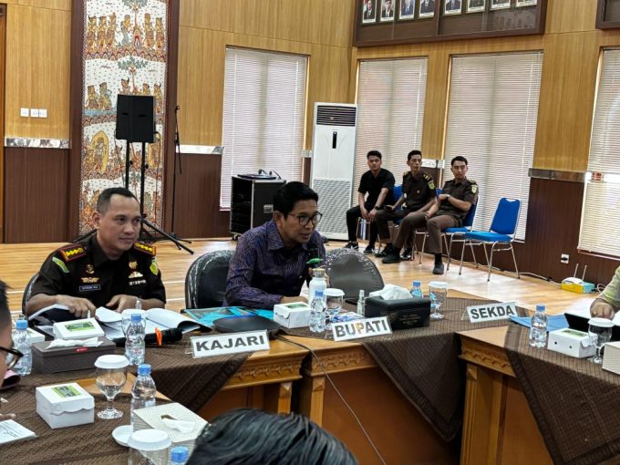 Foto/Ist Berdiskusi: Bupati Badung Wayan Adi Arnawa berdiskusi dengan Kepala Kejari Badung Sutrisno Margi Utomo terkait pemberian program bantuan Hari Besar