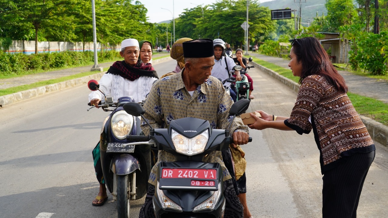 Foto:Ist. Bagi Takjil: ITDC kembali menghadirkan nuansa kebersamaan melalui aksi berbagi takjil gratis bagi masyarakat dan wisatawan di kawasan The Mandalika.
