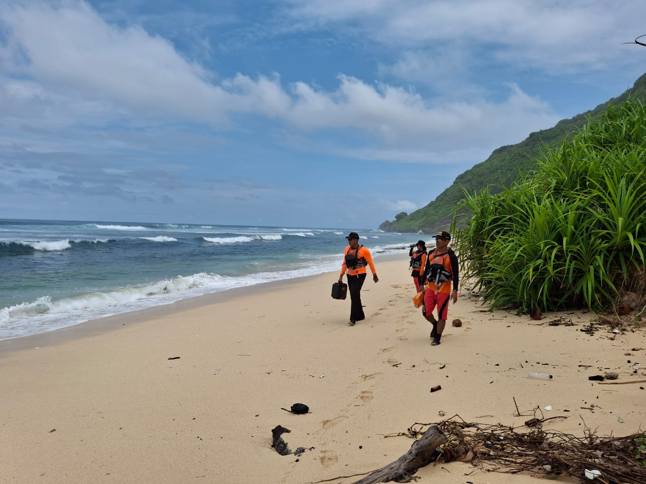 Photo: Ist. The SAR team continues searching for the Chinese national swept away by currents at Nyang-Nyang Beach, Pecatu.