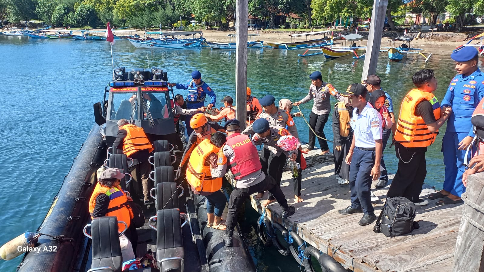Foto:Ist. Kandas: Tim SAR gabungan mengevakuasi penumpang kapal yang kandas di perairan Gilimanuk.