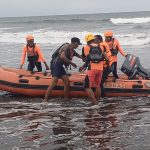 Foto:Ist. Dievakuasi: Nelayan yang terombang ambing di laut akibar jukung mati mesin saat dievakuasi Tim SAR