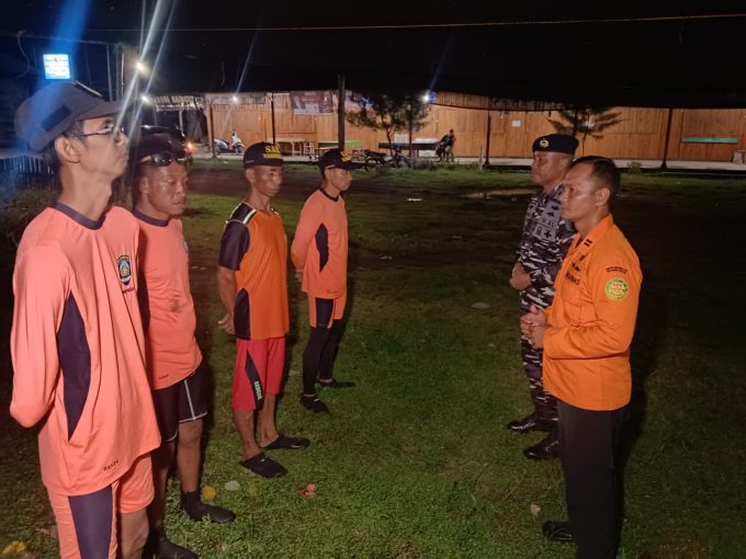 Foto:Ist. Hilang: Tim SAR melakukan koordinasi saat pencarian pemancing yang hilang karena terjatuh dari Jukung.