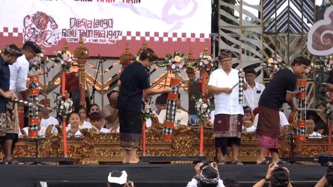 Kentongan: Pembukaan Dresta Lango Desa Adat Pecatu ditandai pemukulan kentongan