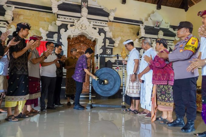 Foto:Ist. Resmikan Koperasi: Bupati Adi Arnawa saat meresmikan Koperasi Simpan Pinjam Praja Dana Jati, Banjar Kaja Jati, Desa Kutuh, Kecamatan Kuta Selatan, yang ditandai dengan pemukulan gong serta membuka tirai, Minggu (9/3/2025).