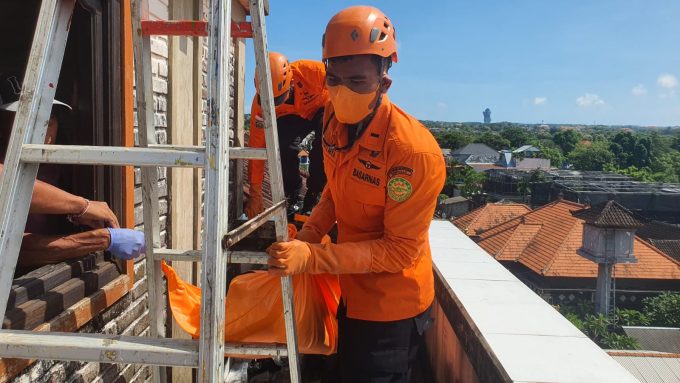 Photo/courtesy (Basarnas) The SAR team evacuates the body of an unidentified man from a resident's water storage tank in Jimbaran, South Kuta, Badung.