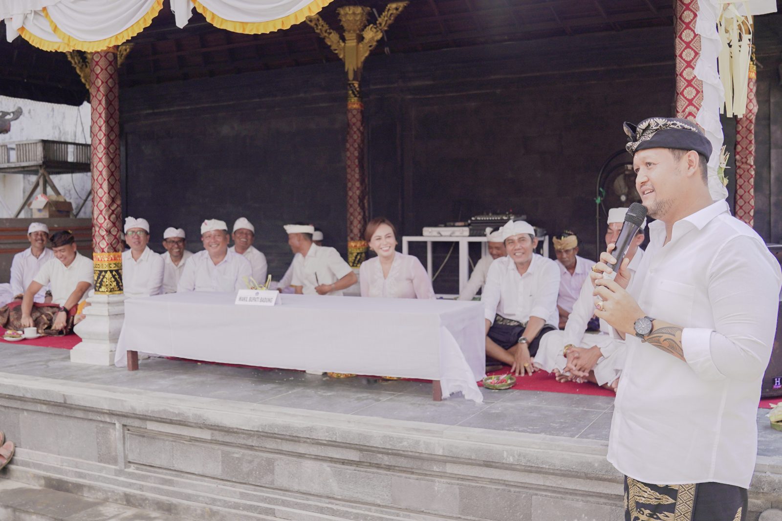 Foto:Ist. Melaspas: Wabup Bagus Alit Sucipta didampingi Nyonya Yunita Alit Sucipta menghadiri Karya Melaspas Pura Taman, Br. Tengah Desa Adat Sempidi, Rabu (12/3).