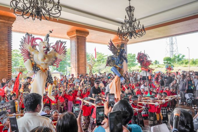 Foto:Ist. PAUD: Ketua TP. PKK Kabupaten Badung Nyonya Rasniathi Adi Arnawa selaku Bunda PAUD membuka secara resmi Parade Ogoh-Ogoh Anak Usia Dini (PAUD) se-Kecamatan Mengwi Tahun 2025 di Balai Budaya Giri Nata Mandala, Puspem Badung.