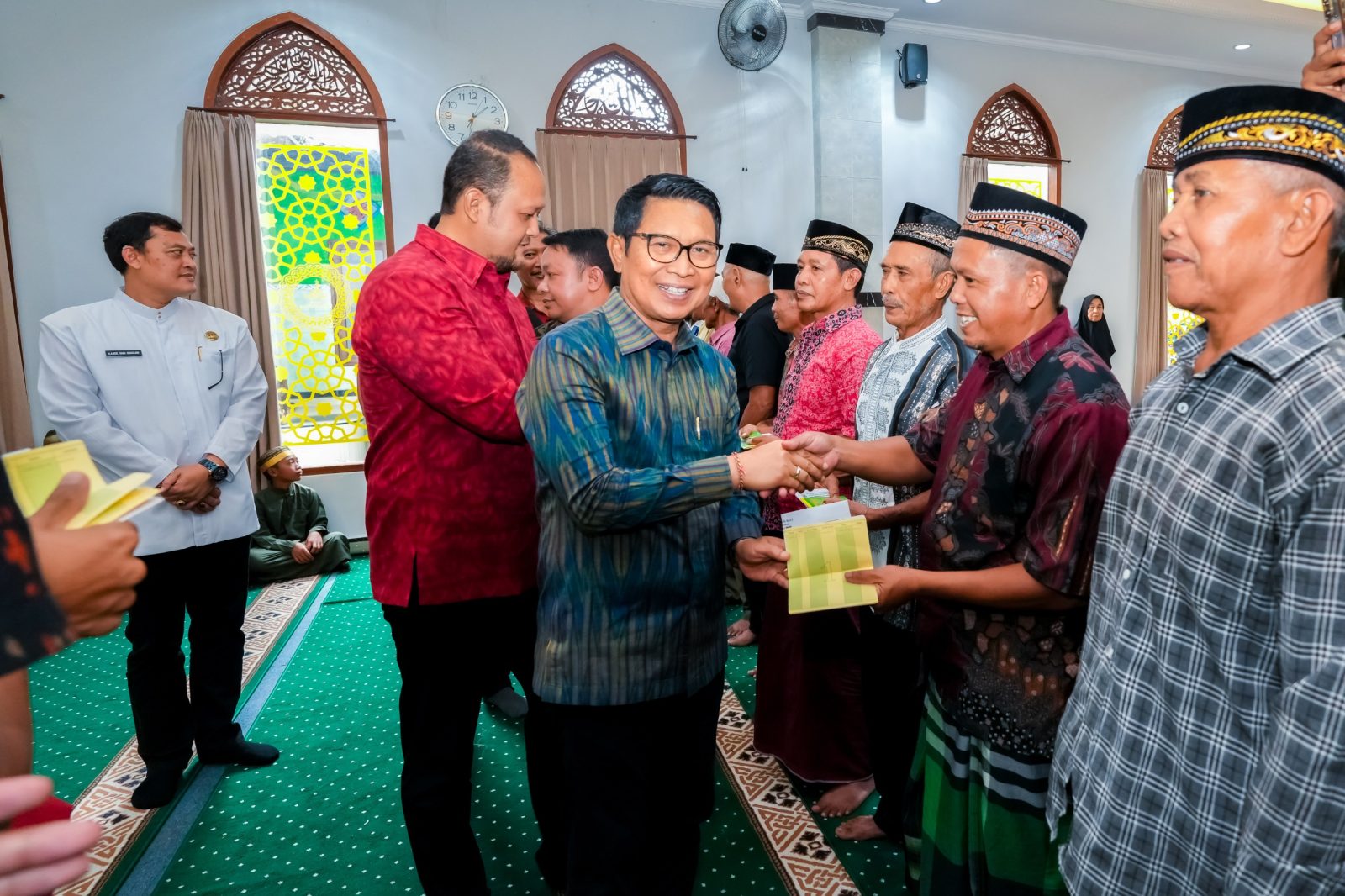 Foto/Ist Bupati Adi Arnawa bersama Wabup Alit Sucipta saat menyerahkan Bansos menjelang Hari Raya Keagamaan secara simbolis di Masjid Baiturrahman Angantiga Petang dan di Balai Banjar Anyar, Kelurahan Tanjung Benoa.