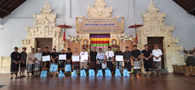 Foto:Ist Simbolis: Bendesa Adat Kedonganan bersama Ketua LPD Kedonganan secara simbolis menyerahkan daging ke krama yang diwakili Kelian didampingi Kaling masing-masing banjar.