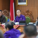 Foto/Ist. BPK: Sekda Badung Ida Bagus Surya Suamba didampingi Inspektur Badung Luh Suryaniti saat Entry Meeting BPK di Puspem Badung.