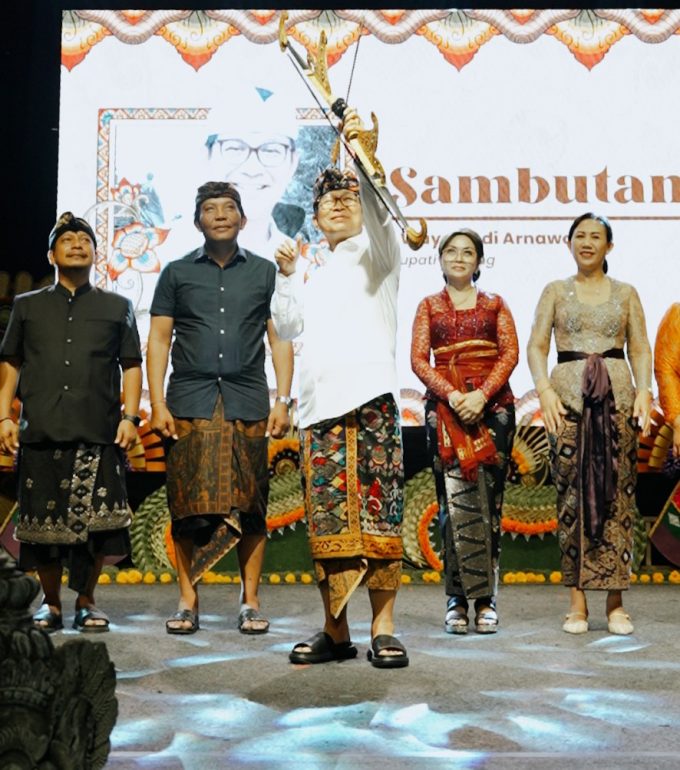 Foto/Ist. Ferstival: Bupati Badung I Wayan Adi Arnawa bersama Nyonya Rasniathi Adi Arnawa menghadiri Festival Seni Budaya Ke-13 di Open Stage Majelangu Jaba Pura Segara Kuta, Kecamatan Kuta, Senin (31/3/2025).