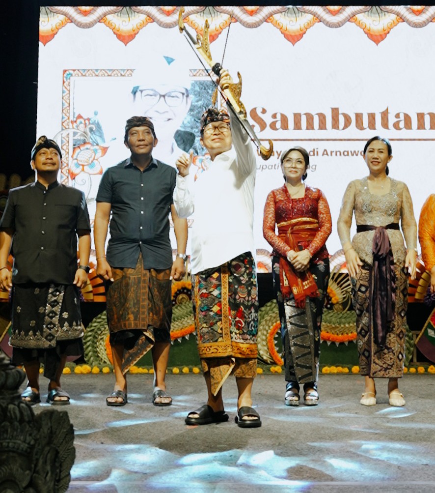 Foto/Ist. Ferstival: Bupati Badung I Wayan Adi Arnawa bersama Nyonya Rasniathi Adi Arnawa menghadiri Festival Seni Budaya Ke-13 di Open Stage Majelangu Jaba Pura Segara Kuta, Kecamatan Kuta, Senin (31/3/2025).