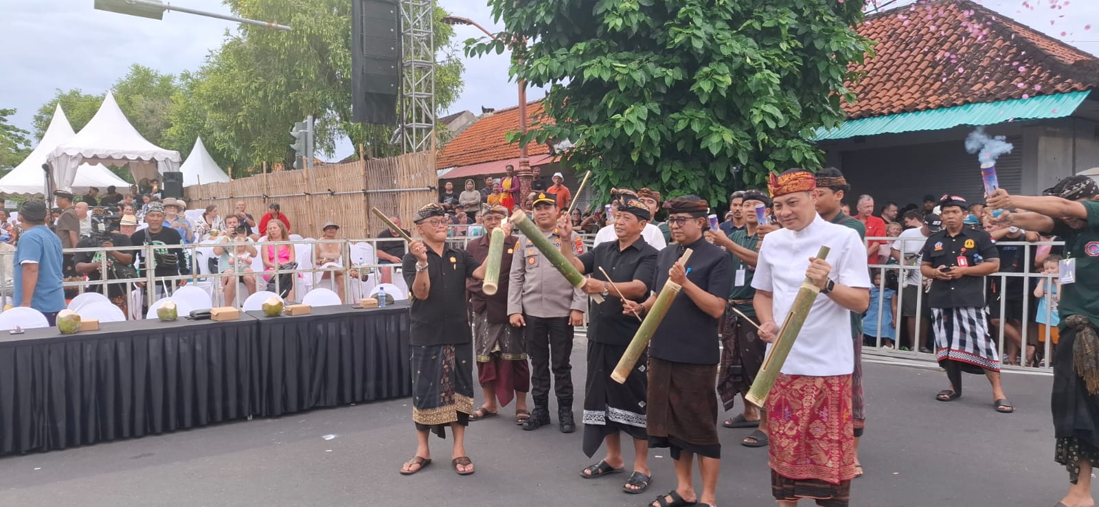 Foto/Ist Pukul Kentongan: Pemukulan Kentongan oleh Bendesa Adat Bualu, Wayan Mudita menandai dilaksanakannya Parade Ogoh-Ogoh serangkaian Dresta Lango Desa Adat Bualu XIX.