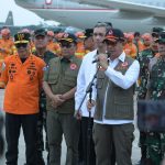 Foto:Ist. INASAR: Kepala Kepala Badan Nasional Penanggulangan Bencana (BNPB) Letjen TNI Suharyanto melepas 73 personel Indonesia Search and Rescue (INASAR) menuju lokasi terdampak gempa di Myanmar.