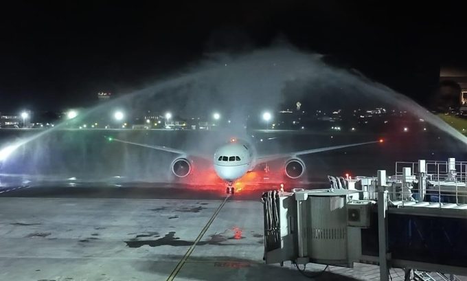Foto/Ist Perdana: penerbangan perdananya, maskapai Saudia Airlines yang menggunakan pesawat tipe Boeing 787-900 Dreamliner dengan nomor penerbangan SV856 tiba di Bandara Internasional I Gusti Ngurah Rai.