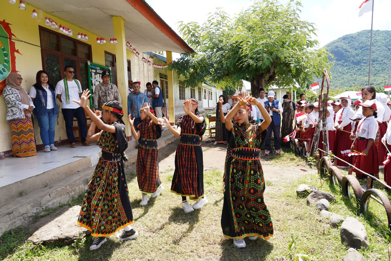 Foto/Ist ITDC bersama Injourney saat penyerahan bantuan perlengkapan sekolah kepada siswa-siswi SD Negeri Jarak di Kampung Jarak, Desa Golo Mori, Kabupaten Manggarai Barat, Nusa Tenggara Timur (NTT).