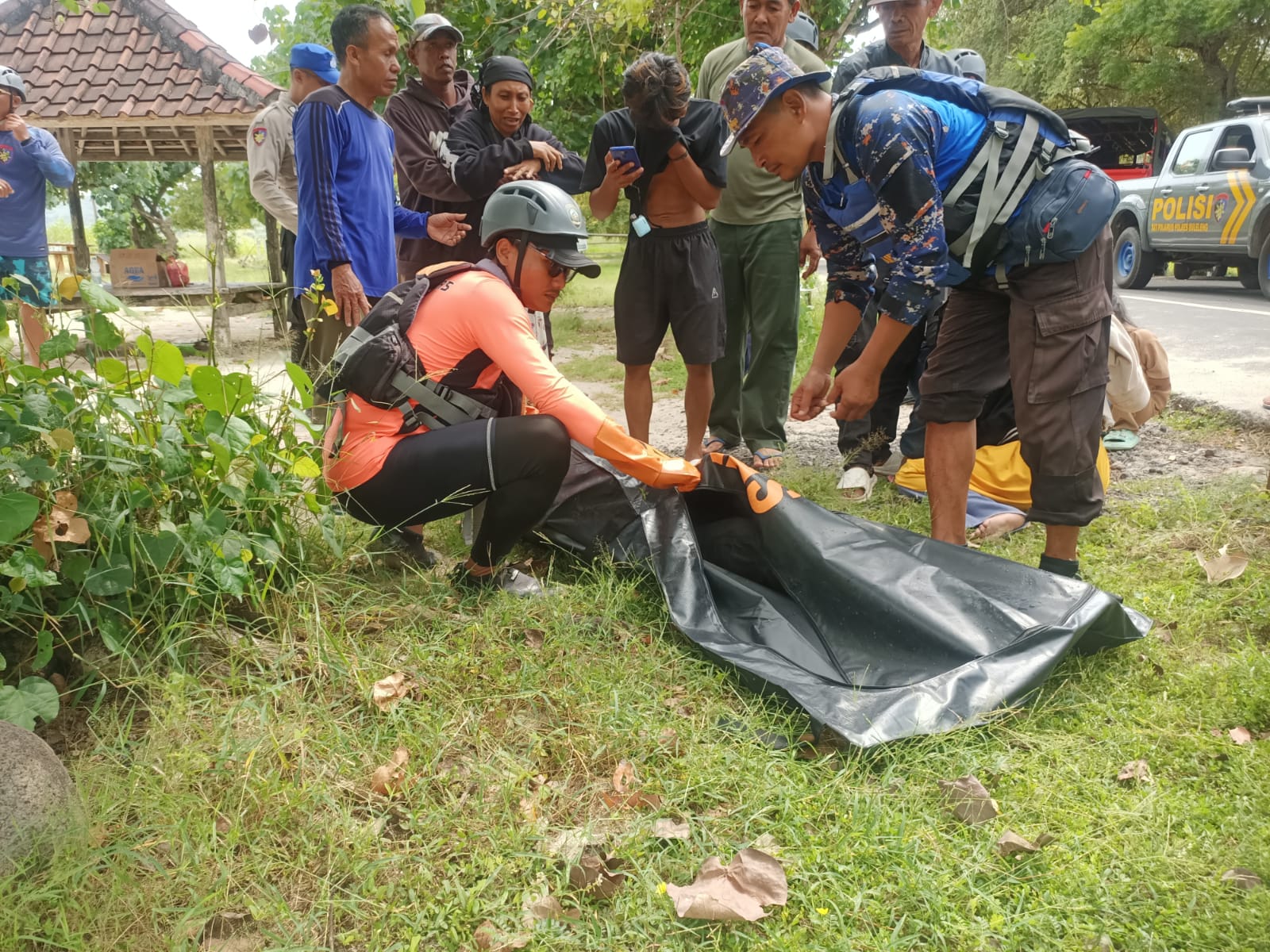 Foto/Ist. Meninggal: Jenasah pencari cumi-cumi saat dievakausi tim SAR gabungan..