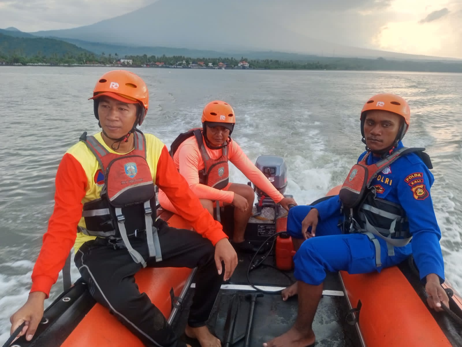 Foto:Ist. Pencarian: Tim SAR masih melakukan pencarian WNA Rusia yang diduga terjatuh dari Jukung di Karangasem.