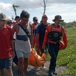 Foto/Ist Meninggal: Tim SAR Gabungan saat mengevakuasi jenasah Kakek Mura yang hilang terseret arus.