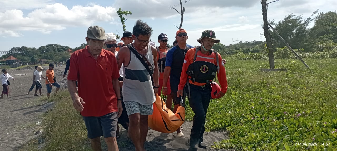 Foto/Ist Meninggal: Tim SAR Gabungan saat mengevakuasi jenasah Kakek Mura yang hilang terseret arus.