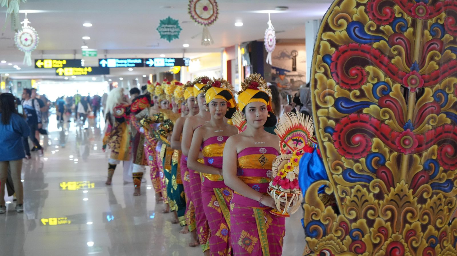 Foto/Ist. Galungan: Tiga hari raya keagamaan di Bandara Ngurah Rai dalam balutan keindahan budaya Bali.