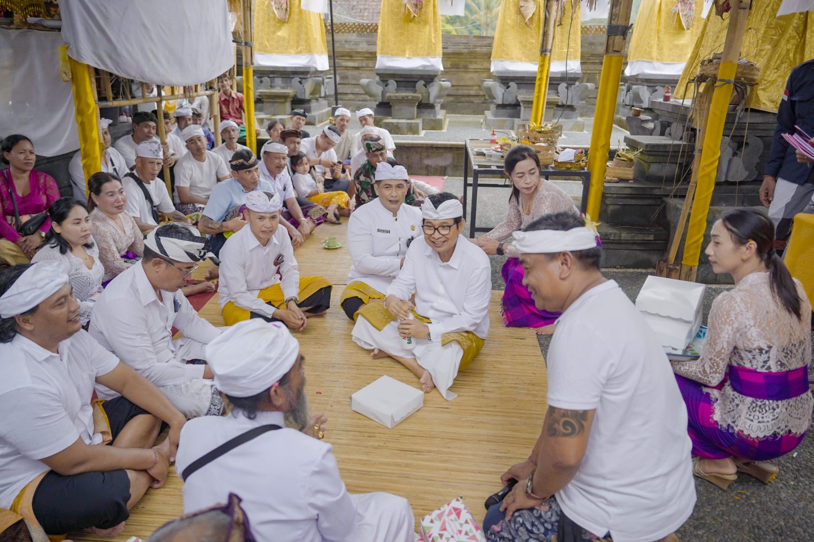 Foto/Ist. Bupati Badung I Wayan Adi Arnawa, menghadiri Pujawali Ngenteg Linggih di Merajan Ageng Pasek Padang Subadra, Banjar Wanasari, Desa Adat Sulangai, Petang