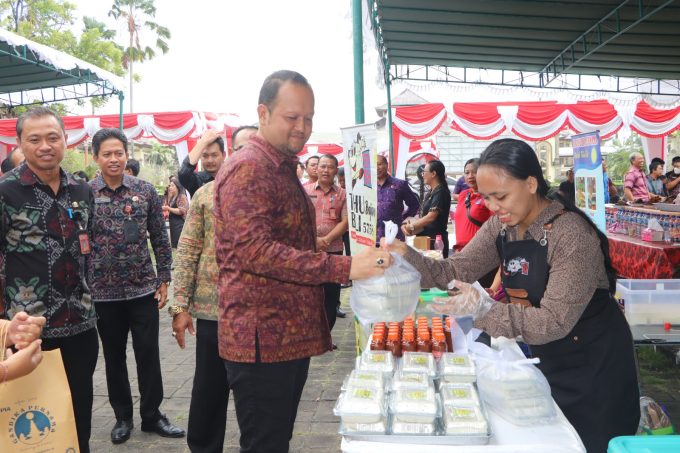 Foto/Ist Pasar Murah:Wabup Bagus Alit Sucipta secara resmi membuka Pasar Murah dalam rangka menyambut Hari Raya Kuningan, di Parkir Selatan Lapangan Puspem Badung, Selasa (29/4).