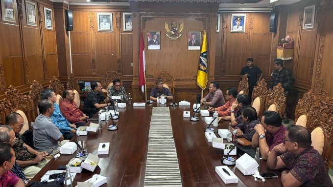 Foto/Ist Pariwisata: Bupati Wayan Adi Arnawa saat menerima audiensi perwakilan asosiasi pariwisata di Ruang Nayaka Gosana I, Puspem Badung,  Selasa (29/4).
