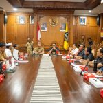 Foto/Ist Sekda IB Surya Suamba saat melaksanakan rakor strategis bersama Ketua DPRD Kabupaten Badung I Gusti Anom Gumanti di ruang rapat Nayaka Gosana I, Puspem Badung.  