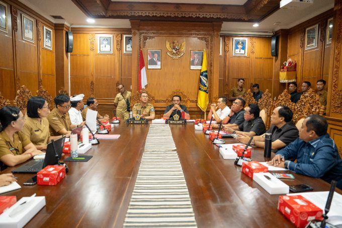 Foto/Ist Sekda IB Surya Suamba saat melaksanakan rakor strategis bersama Ketua DPRD Kabupaten Badung I Gusti Anom Gumanti di ruang rapat Nayaka Gosana I, Puspem Badung.  