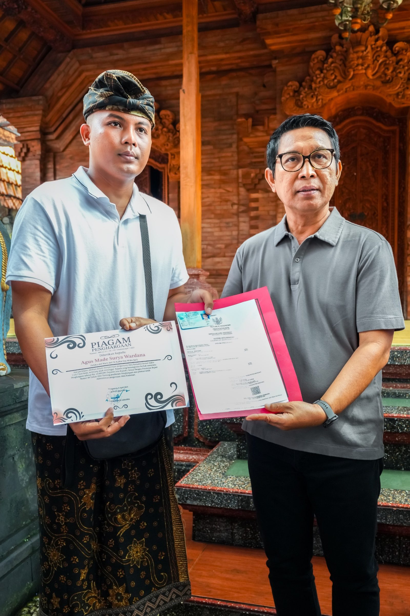 Foto/Ist Akta: Bupati Wayan Adi Arnawa menyerahkan akta kematian dan penghargaan kepada keluarga almarhum di Jalan Majapahit, Gang Soka, Banjar Pelasa, Kuta, Badung.