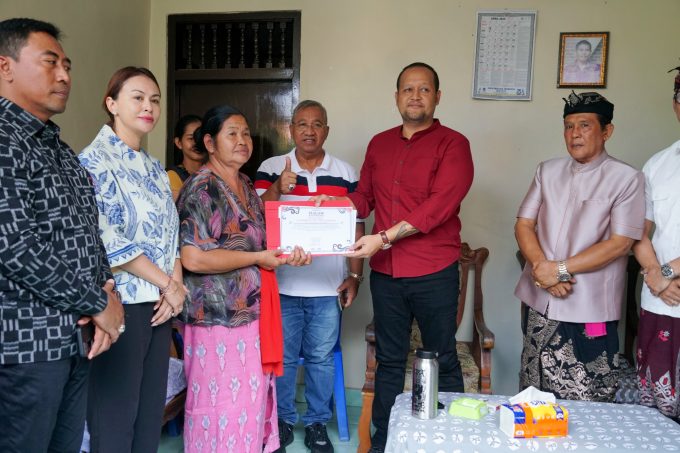 Foto/Ist Wabup Bagus Alit Sucipta didampingi Nyonya Yunita Alit Sucipta menyerahkan akta kematian dan penghargaan atas Prestasi Tertib Administrasi Pengurusan Akta Kematian di Desa Dalung, Kuta Utara dan Kelurahan Sading, Mengwi