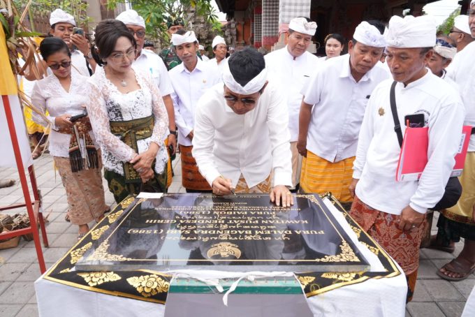 Foto/Ist Prasasti: Bupati Wayan Adi Arnawa menghadiri karya melaspas dan mendem pedagingan sekaligus menandatangani prasasti di Pura Kawitan Pusat Bendesa Gerih, Desa Abiansemal, Kecamatan Abiansemal.