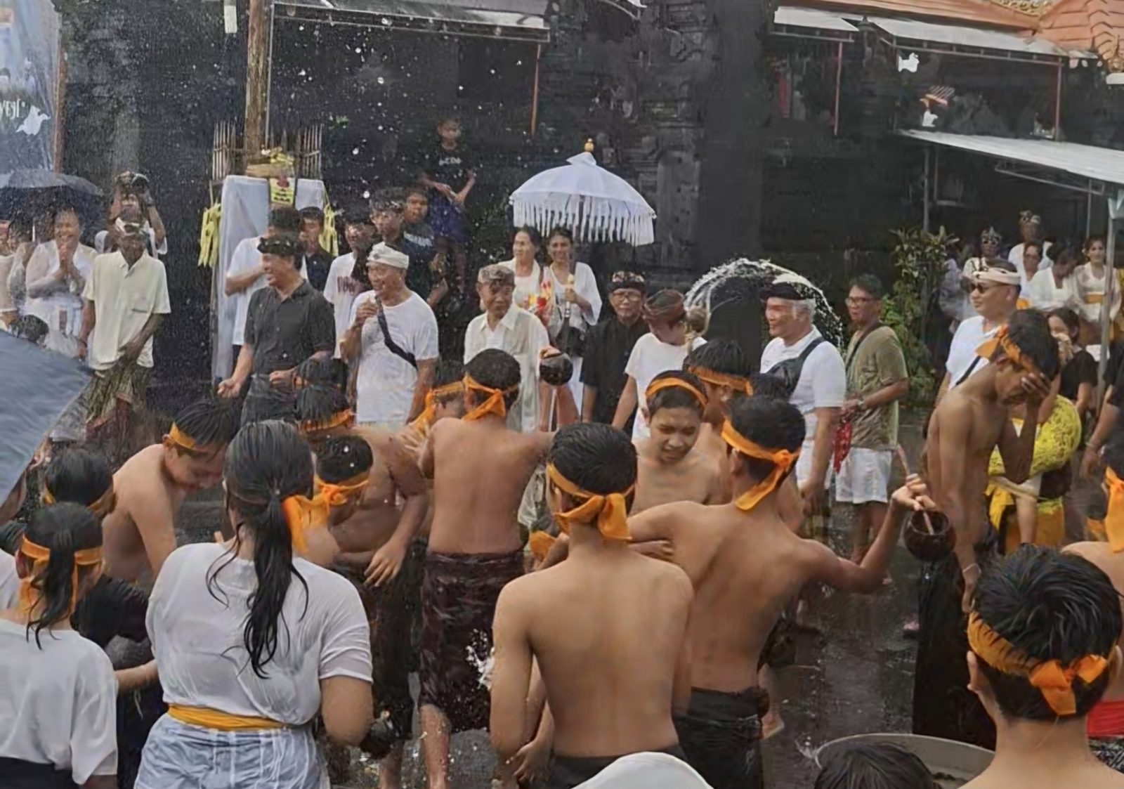 Hujan: Warga Banjar Teba, Jimbaran tampak antusias melaksanakan tradisi Siat Yeh di bawah guyuran hujan.