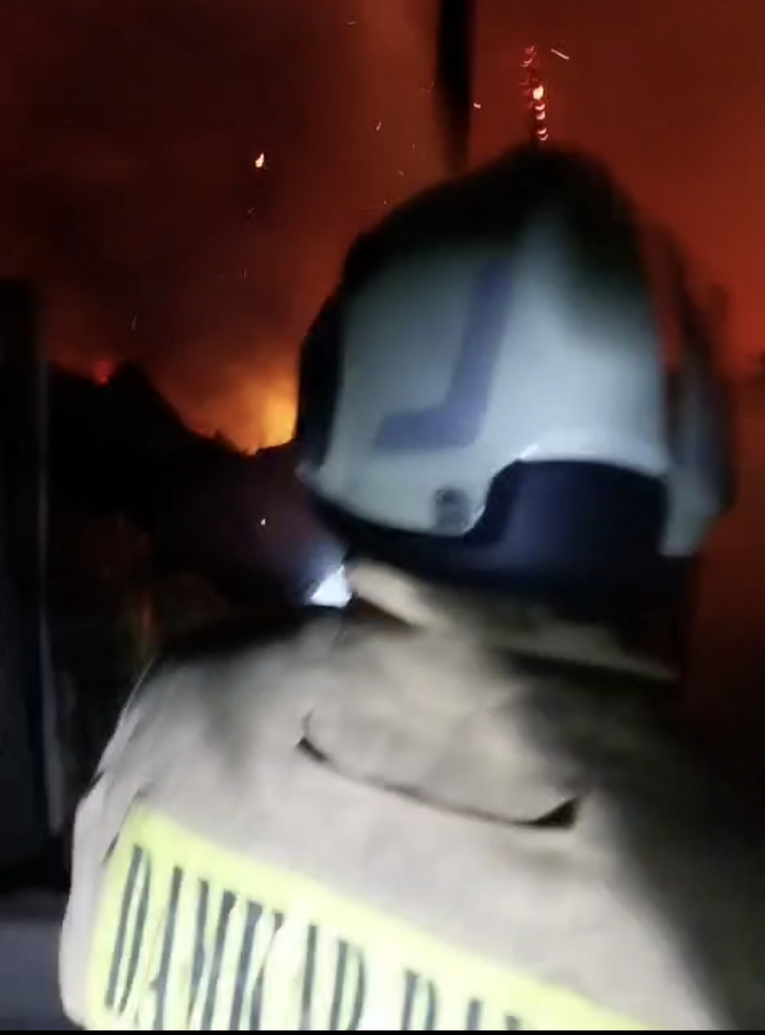 Foto:Ist. Padamkan Api:  Petugas dari Damkar Badung saat berjuang memadamkan api dalam kebakaran yang terjadidi Jalan Setia Budi, Jangkong sari, Temacun-Kuta.