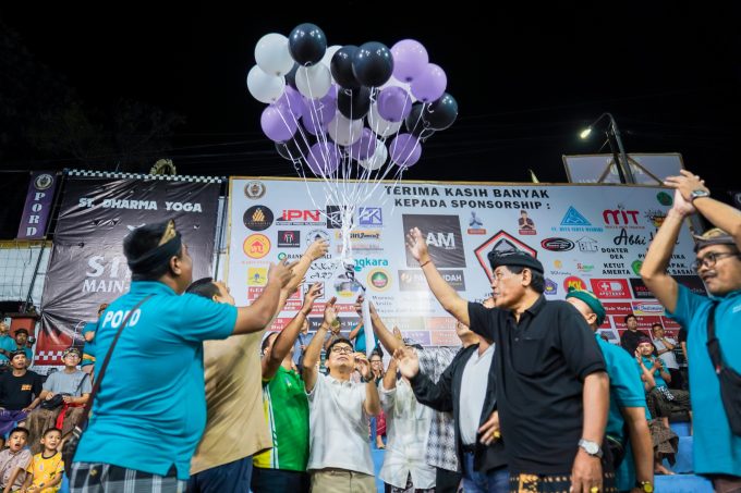 Foto/Ist. Bola Voli: Bupati Badung I Wayan Adi Arnawa membuka Turnamen Bola Voli PORD Cup Ke-VII Tahun 2025 di Lapangan Bola Voli PORD, Banjar Dangin Pangkung, Desa Kekeran, Mengwi, Rabu (2/4).