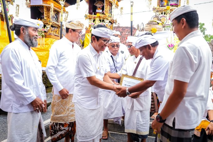 Foto/Ist. Pemelaspasan: Bupati Badung I Wayan Adi Arnawa menghadiri  Upacara Pecaruan dan Pemelaspasan di Pura Dadia Tangkas Kori Agung, Banjar Tengah Kaler, Desa Gulingan, Mengwi.