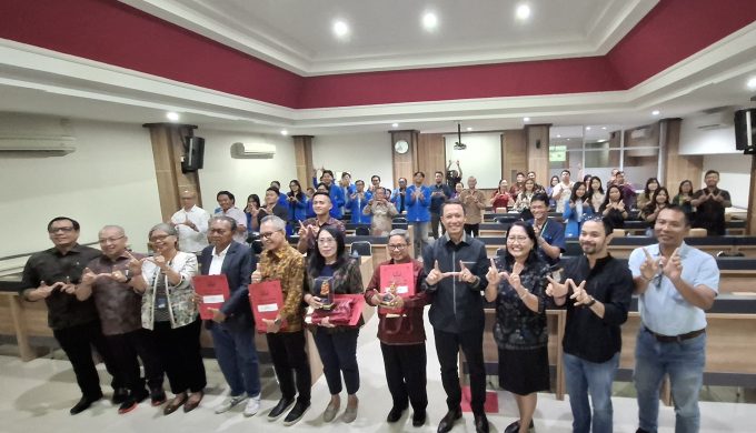 Foto/Ist Foto Bersama: Foto Bersama seusai Bedah Buku dalam format Forum Group Diskusi (FGD) yang digelar di Jaya Singha Mandapa Lantai IV,  Fakultas Hukum Universitas Warmadewa (UNWAR) Bali.