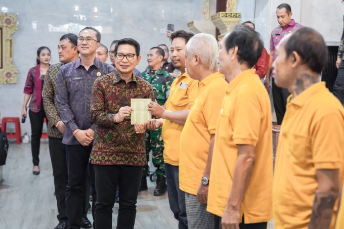 Foto:Ist. Bantuan Sosial: Bupati Wayan Adi Arnawa didampingi Sekda Surya Suamba memberikan bantuan sosial keagamaan bagi umat Buddha di Balai Serbaguna Dharma Semadhi, Vihara Dharmayana, Kuta, Badung.