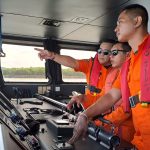Foto:Ist Starlink:  Tim SAR saat melakukan Uji fungsi perangkat Starlink yang baru saja terpasang di KN SAR Arjuna 229 di Perairan Benoa.