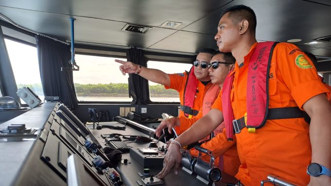 Foto:Ist Starlink:  Tim SAR saat melakukan Uji fungsi perangkat Starlink yang baru saja terpasang di KN SAR Arjuna 229 di Perairan Benoa.